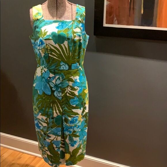 Talbots Dresses & Skirts - Talbots floral/leaf print fitted sleeveless midi